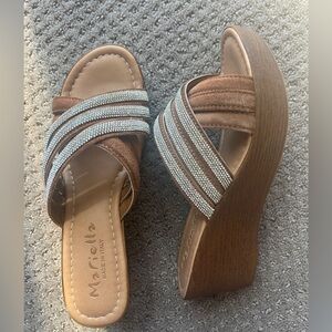Women’s 7.5 Mariella wedges, never worn.